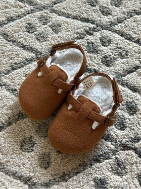 Gap sherpa clogs